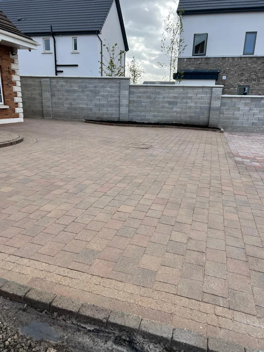 Block paved driveway finish
